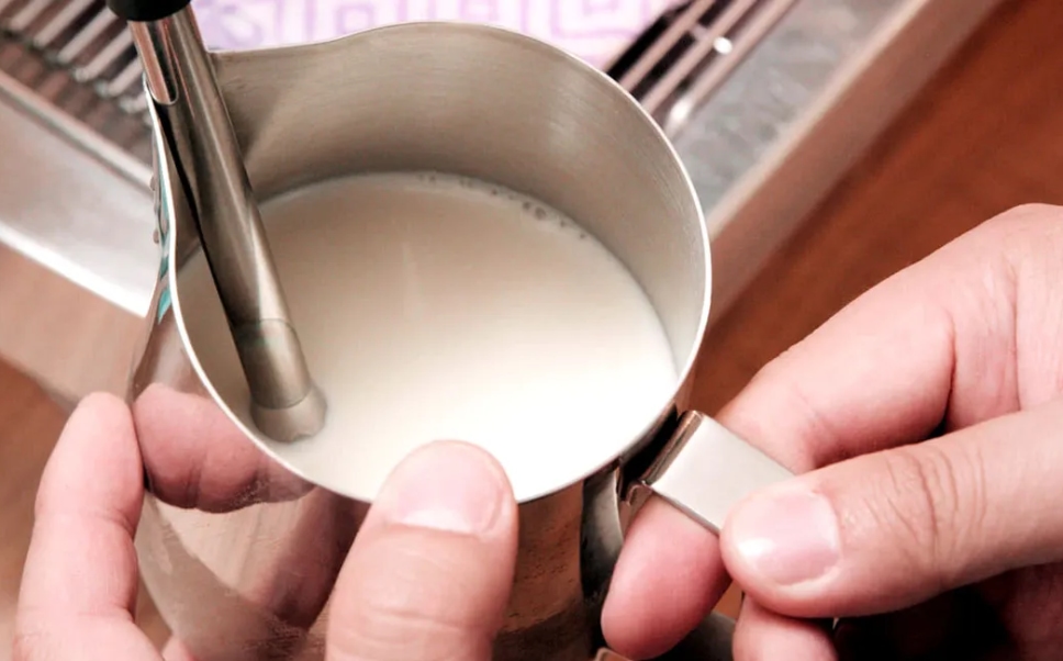 راهنمای استفاده از مبدل بخار برای کف کردن شیر (Steaming Milk)